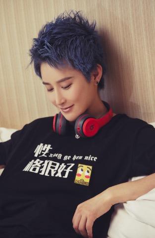 蒋璐霞竟与蒙奇奇抢奶瓶尽显"反差萌"