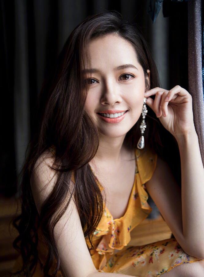 全民女神郭碧婷,一袭碎花长裙,瞬间美成少女,有种初恋的感觉