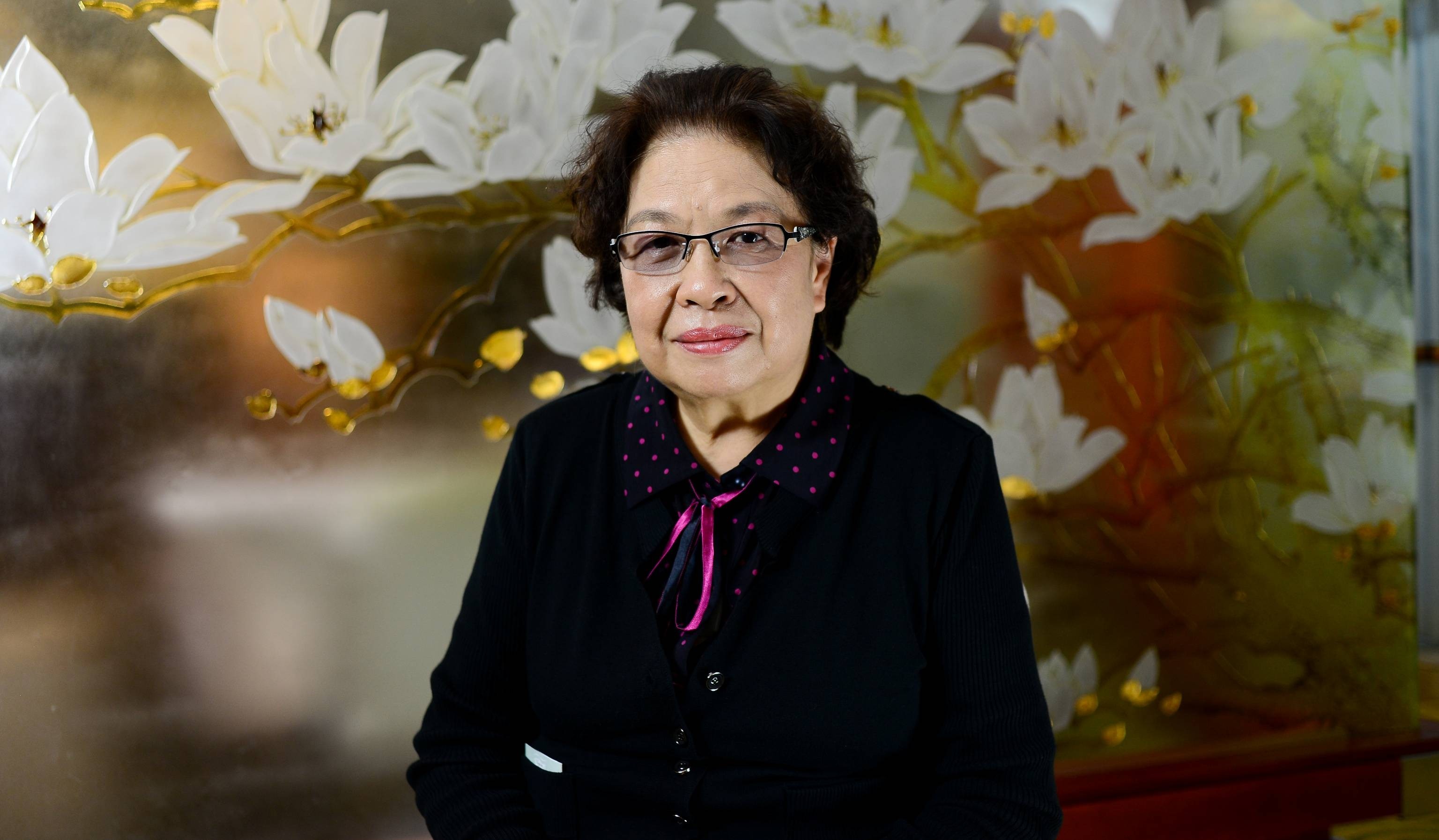 他是中共四把手,被警卫呵斥却不敢作声,其女站出来把狂徒制服!