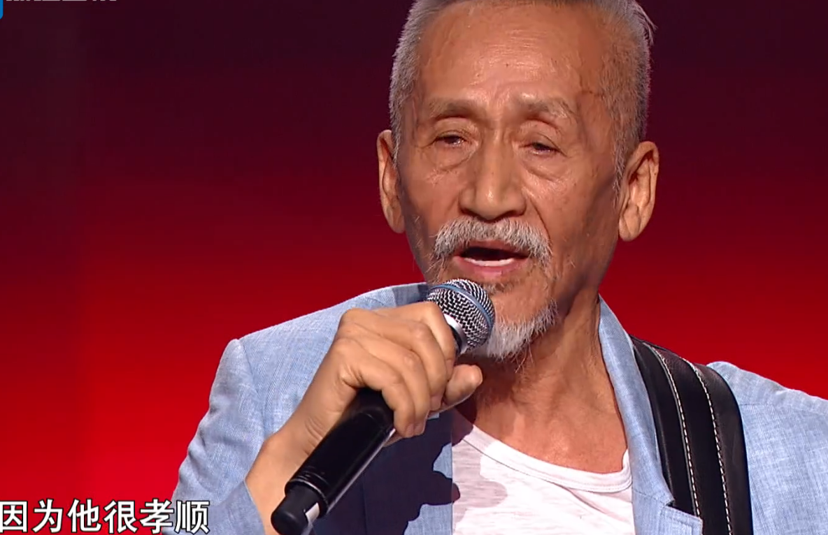 周杰伦扶稳陈彼得前辈后还不敢放手,生怕前辈再次摔倒,看来之前陈彼得