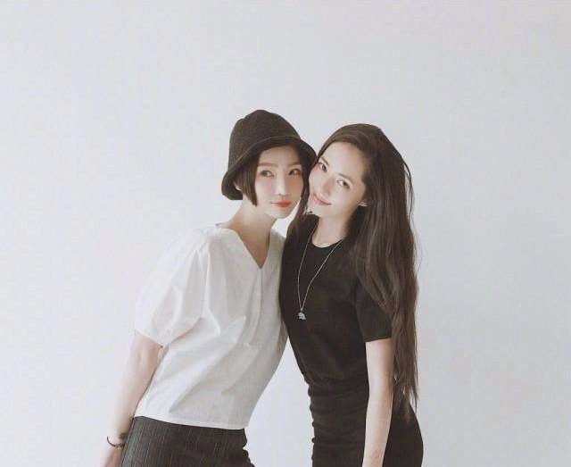 高晓松前妻现身郭碧婷节目,夕又米短发配粉色,哪像31岁生过娃