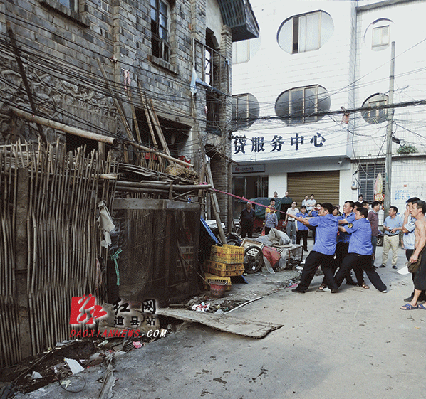 连日来,道县城管执法大队组织执法人员,联合寿雁镇,桥头镇,营江街道等