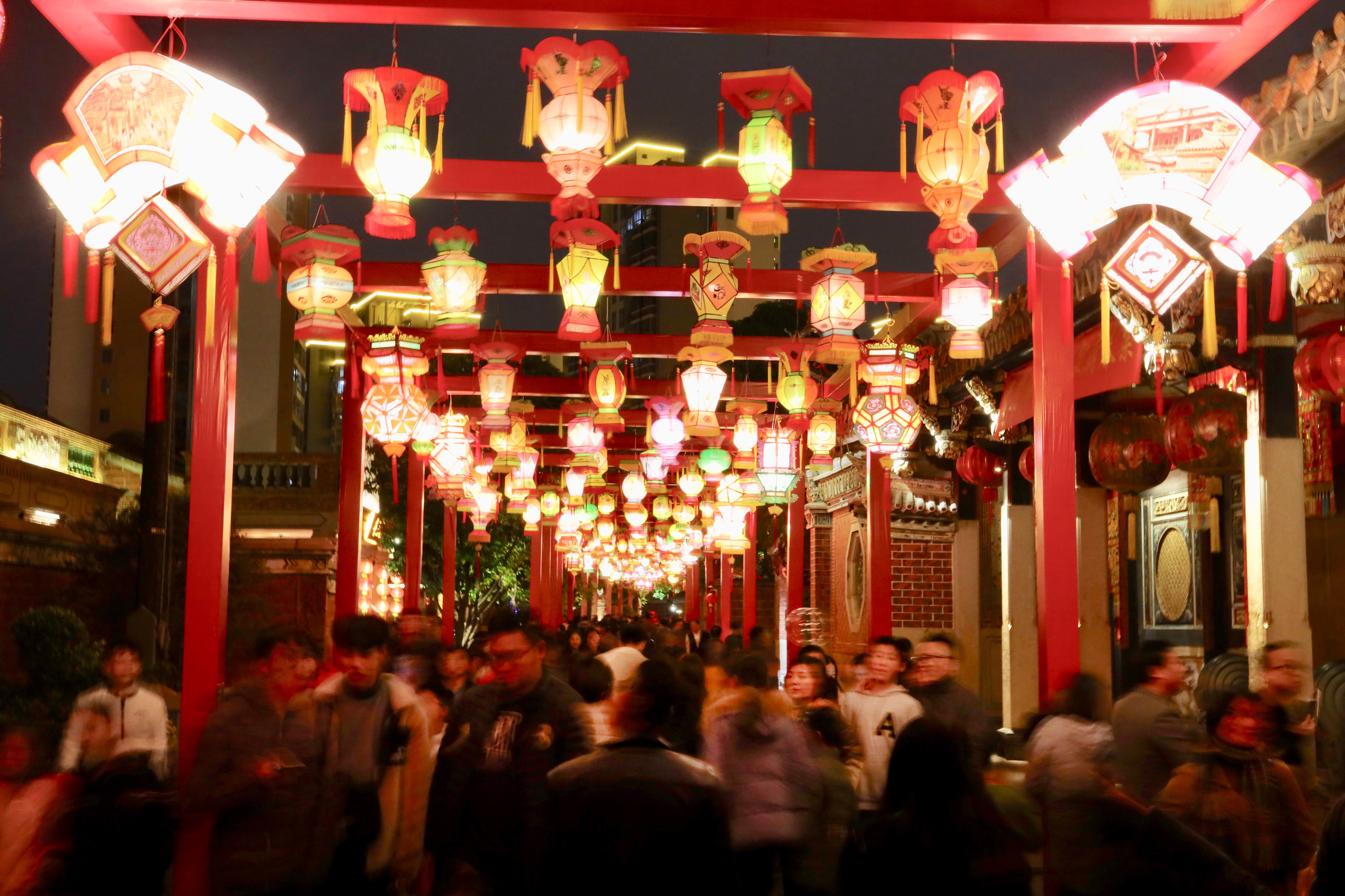 福建晋江:亮花灯 迎元宵