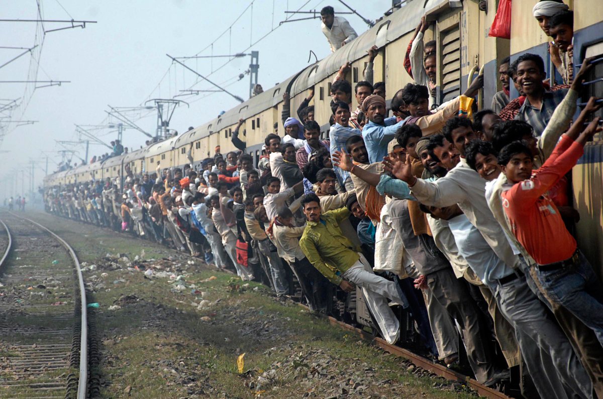 中国的春运火车很挤?看看印度人是怎么挤火车了,颠覆你的想象