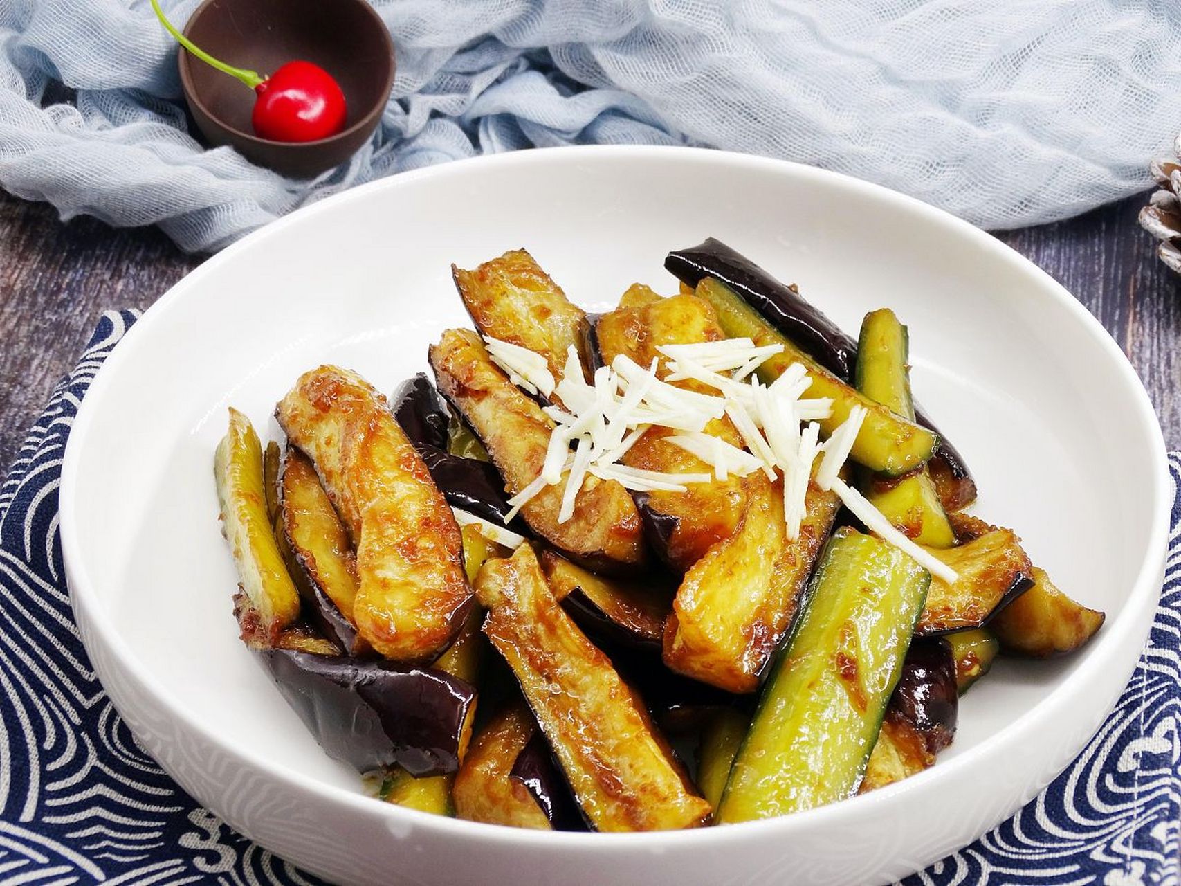 咸茄子是一道美味可口的小食,适合作为下酒菜或配饭食用.