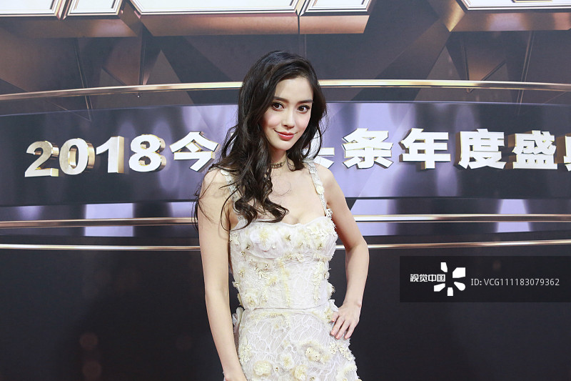 angelababy大波浪散发抹胸装走红毯大方秀美胸,撩裙摆似仙女下凡