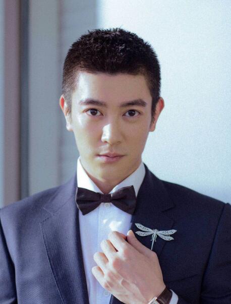 于是他一边看,一边问杜江:"爸爸,这个是你吗?