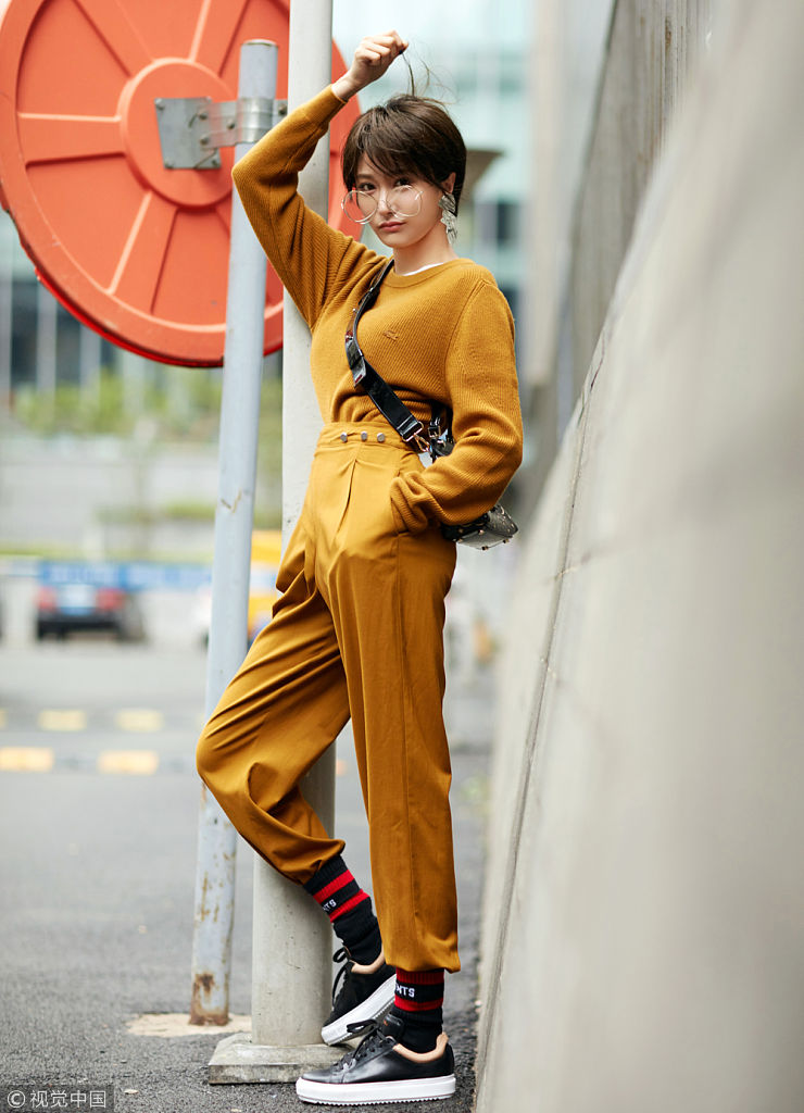 陈冰lacoste毛衣roger vivier斜挎包 vetements高筒袜高街时髦