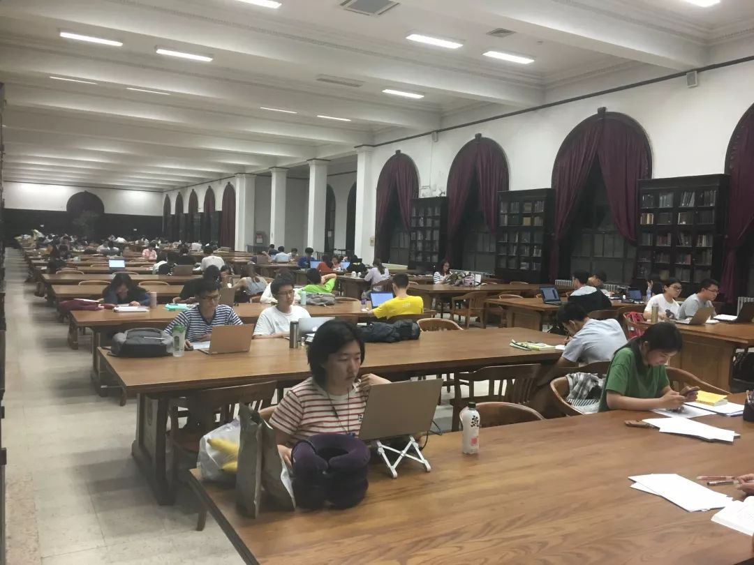 成功不是偶然:看看半夜12点的清华大学图书馆,你觉得惭愧吗?