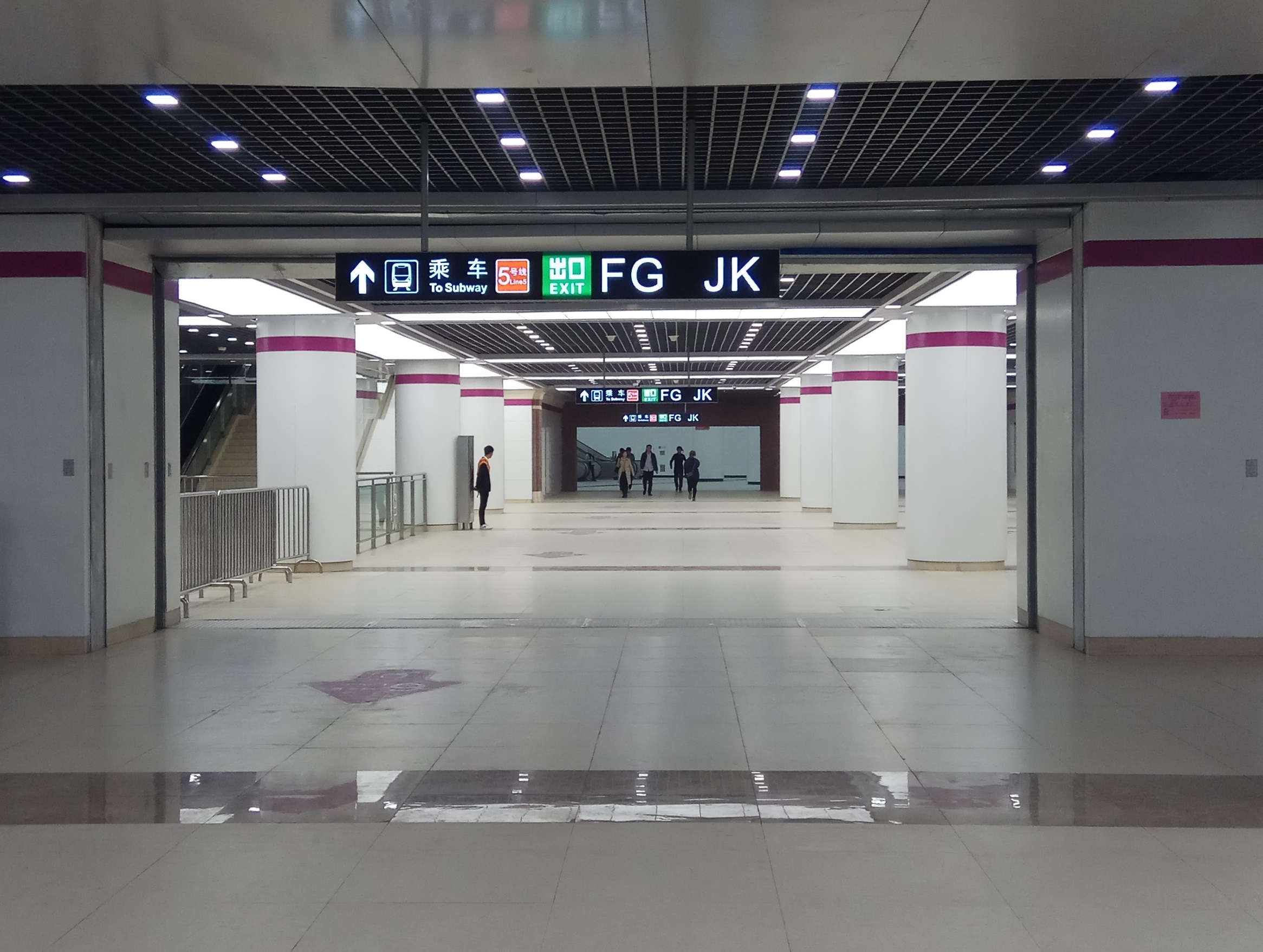 天津地铁文化中心站的大厅天津地铁z2线走向目前尚未完全确定,但是它