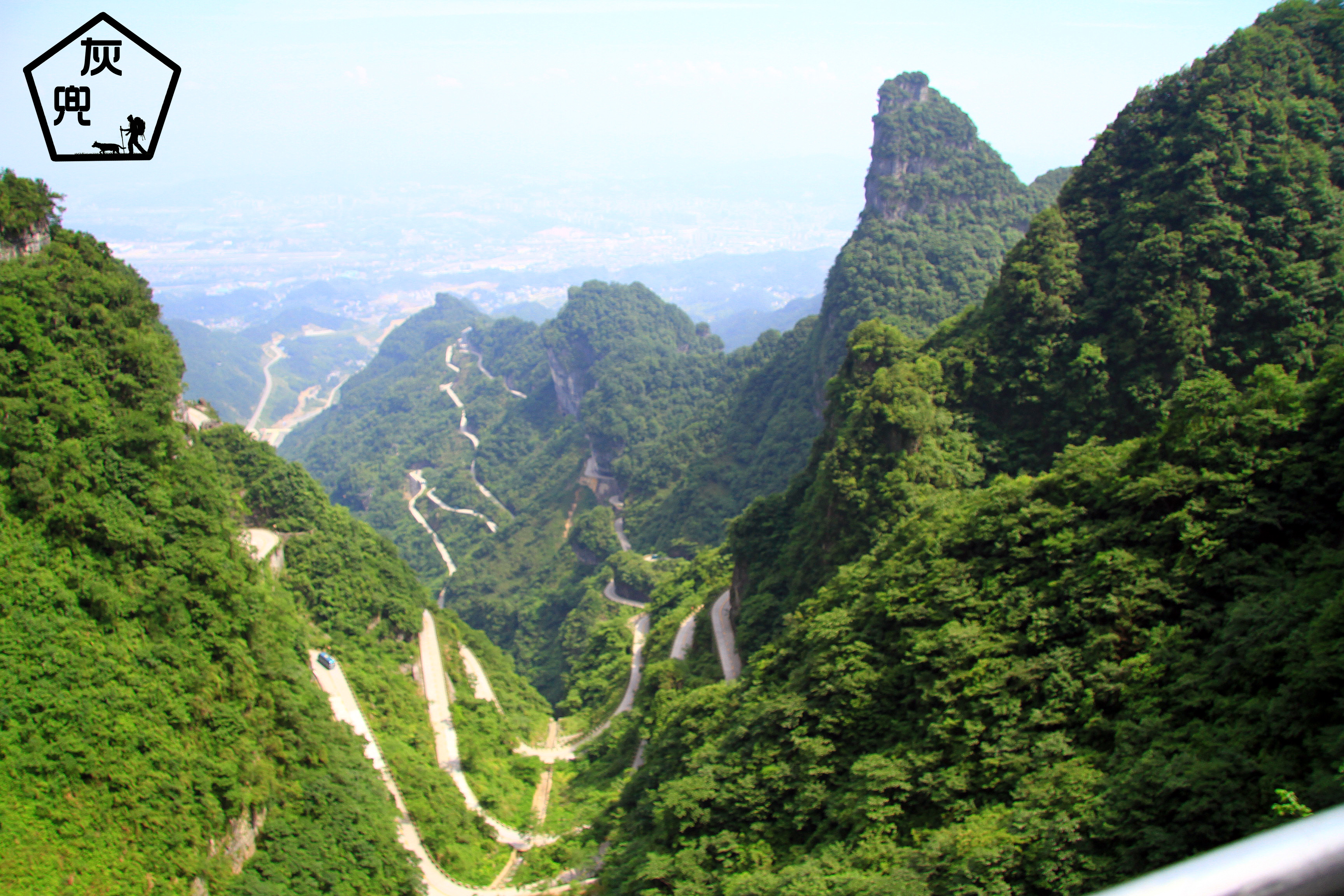 上天门山一是乘坐世界上最长的索道,二是乘车走一次最危险公路之一的