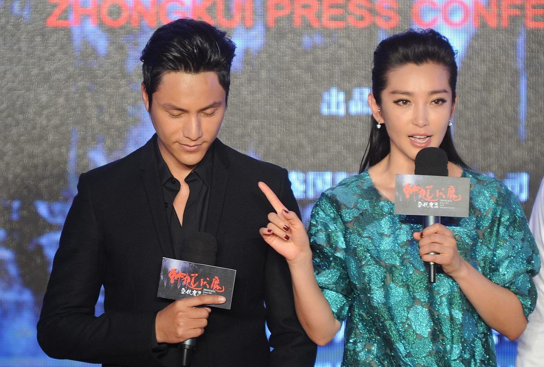 李冰冰对陈坤说:"咱俩亲也亲了,抱也抱了,甚至都一起洗澡了,你是不是