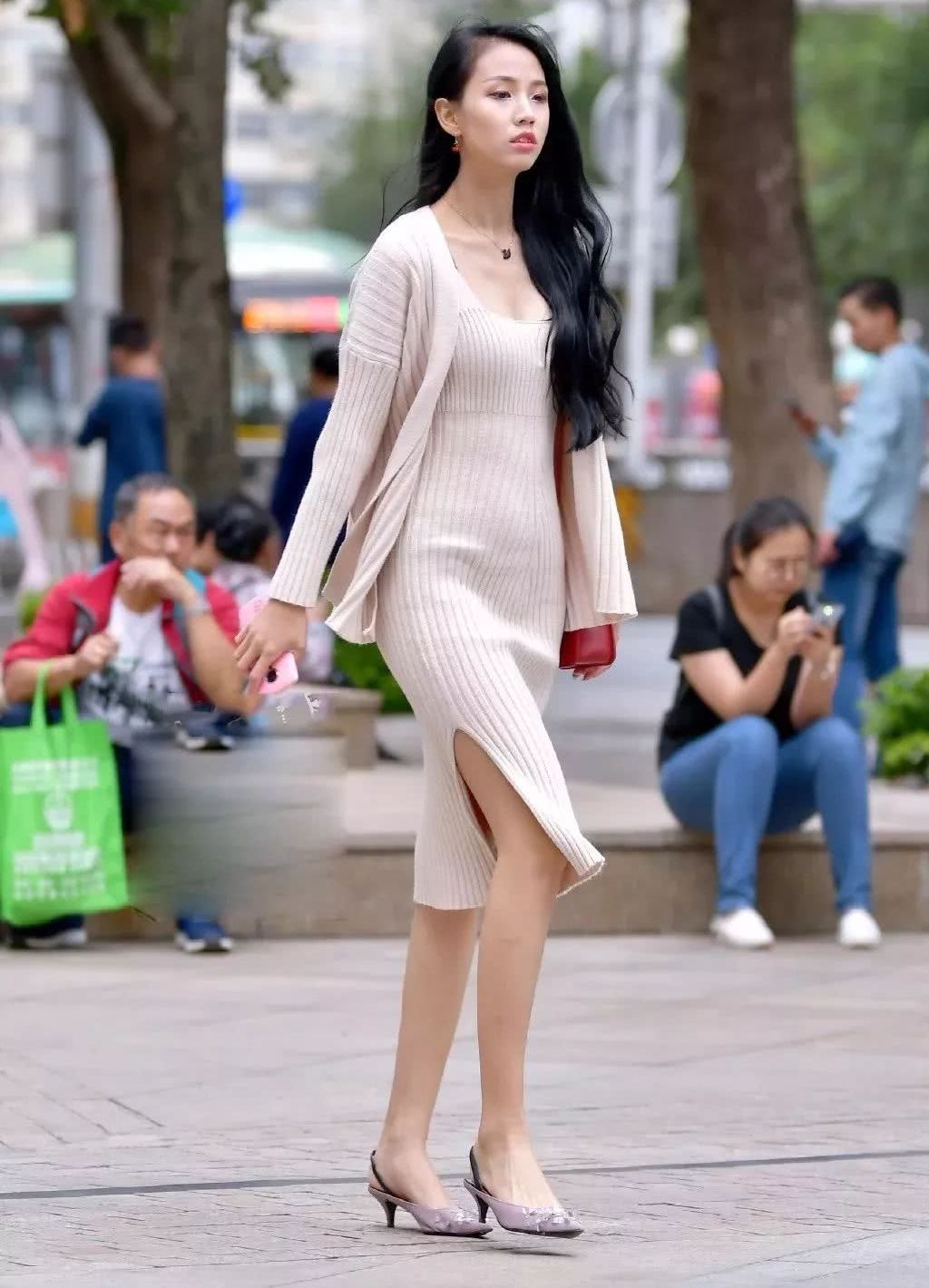 街拍:迷人的美女,蓝色低胸连体裙,雪白的美腿,尽显妩媚柔情