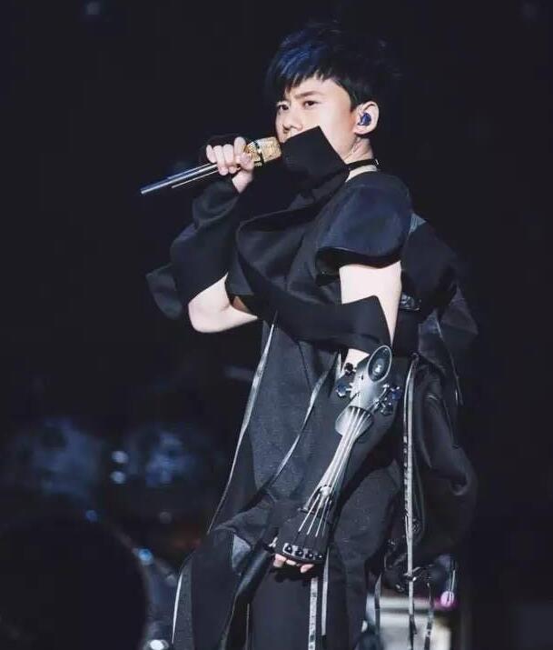 芝士超人因主持人发表针对张杰不当言论凌晨道歉,歌迷不满