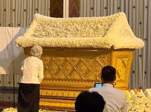 83岁柬埔寨太后一身黑白配亮相大公主葬礼!骨子里透露着高贵感啊