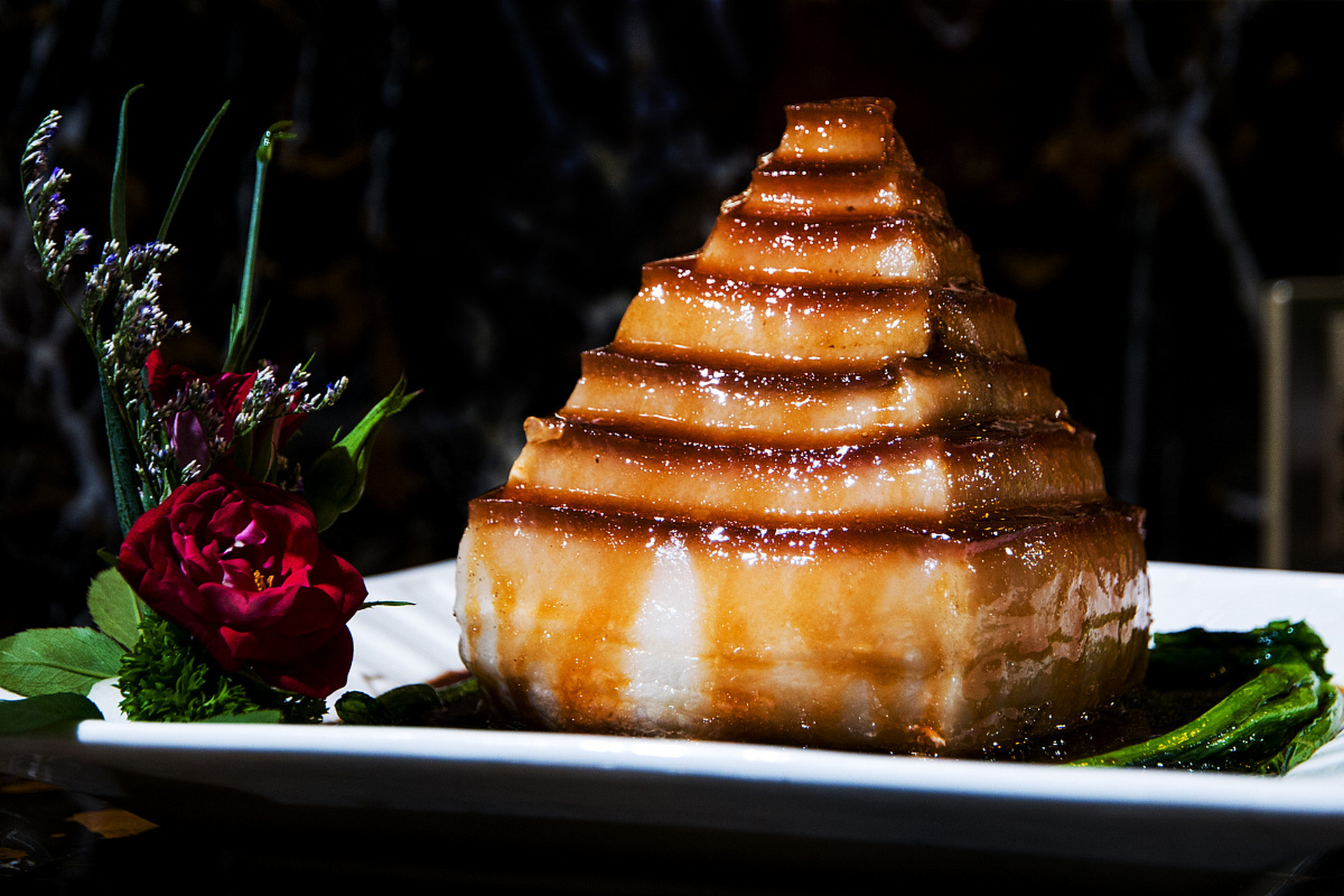 宝塔肉,被誉为"中国刀工第一菜",淋漓尽致地展现了中餐厨艺的精湛技艺