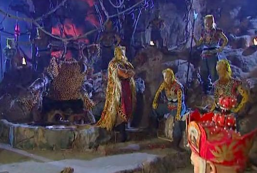 唐僧被捉走后,悟空等人费尽周折才找到了"隐雾山折岳连环洞"