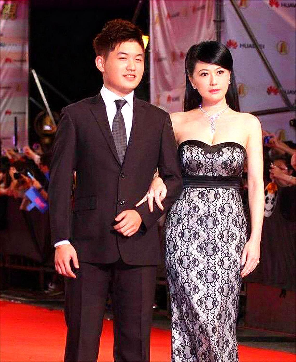 戈伟如早期活动照太惊艳,气质高贵身材优秀,与儿子走红毯似姐弟