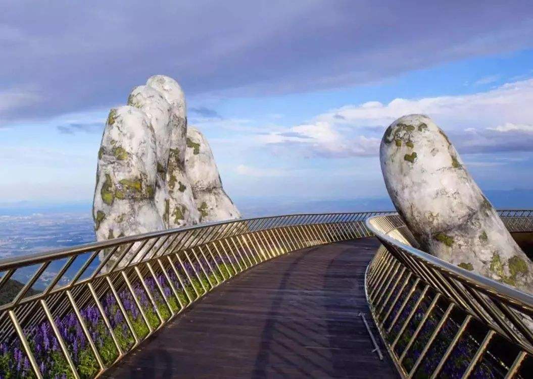 越南这座金桥,竟被一双大手高举在半空中,游客:这钱真没白花!