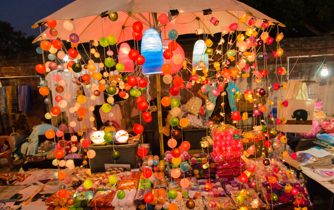 游荡在泰国的清迈夜市,这里充斥着食物香气和人潮涌动的乐趣!