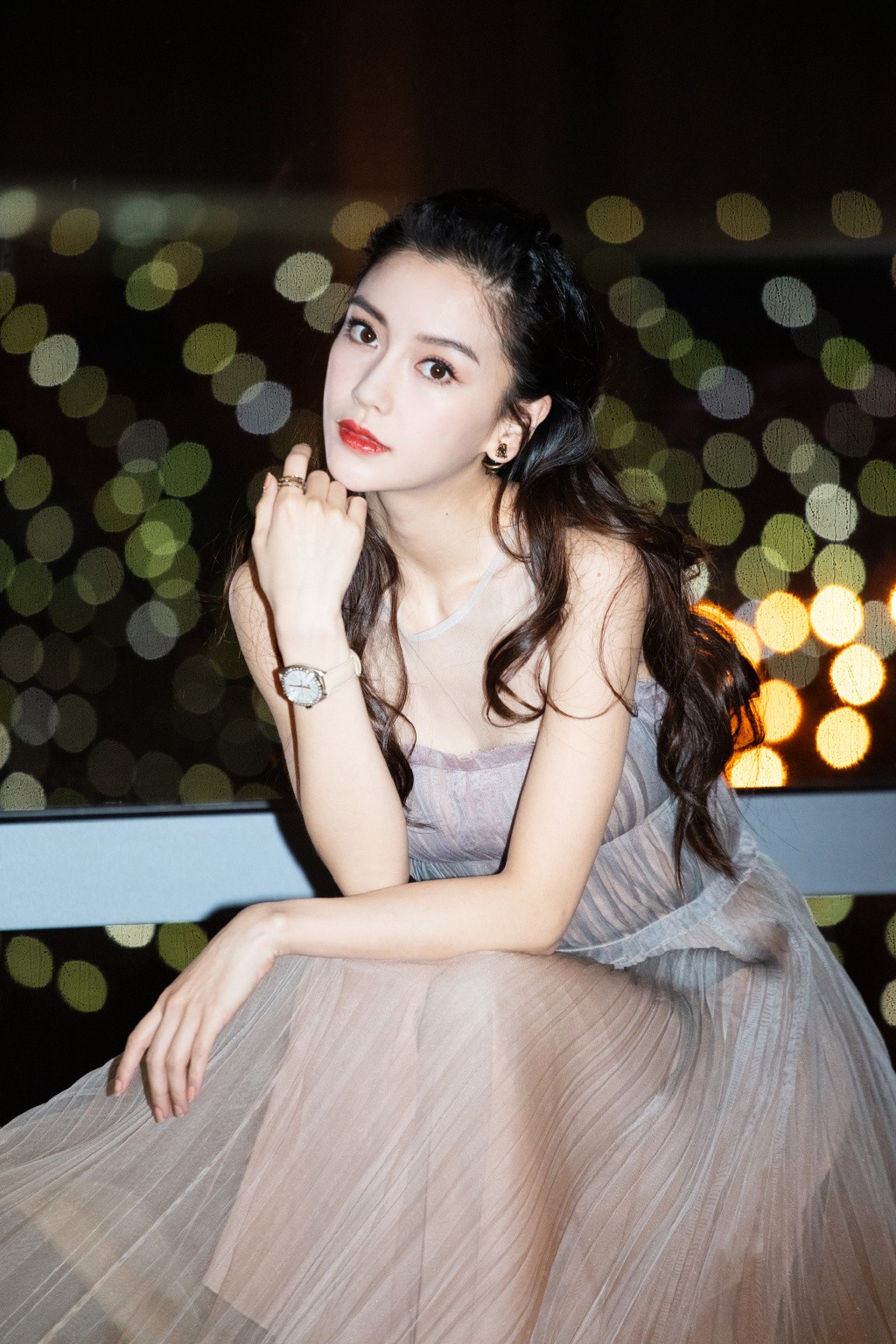 杨颖新颖卷发随意美,穿浅蓝色纱裙美感十足,信你只有29岁了