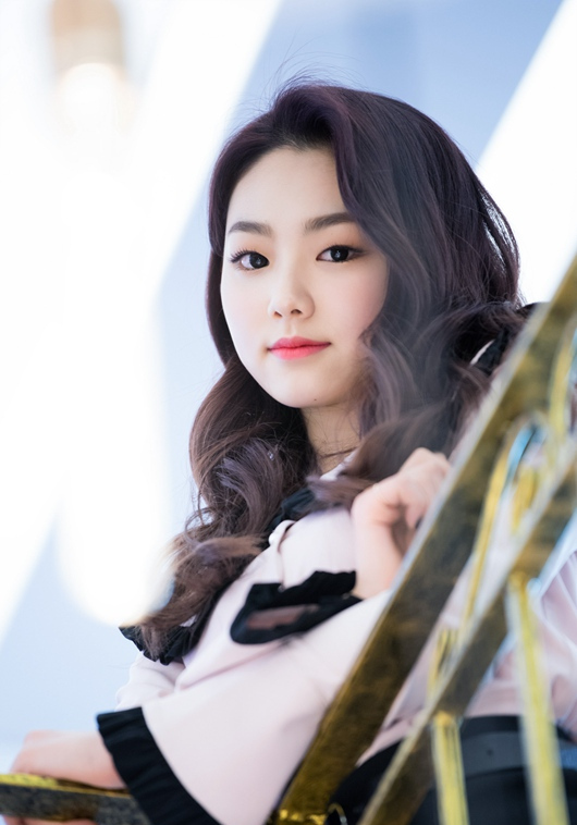 姜美娜,(,mina),1999年12月4日出生于韩国仁川广域市,韩国女歌手,主持