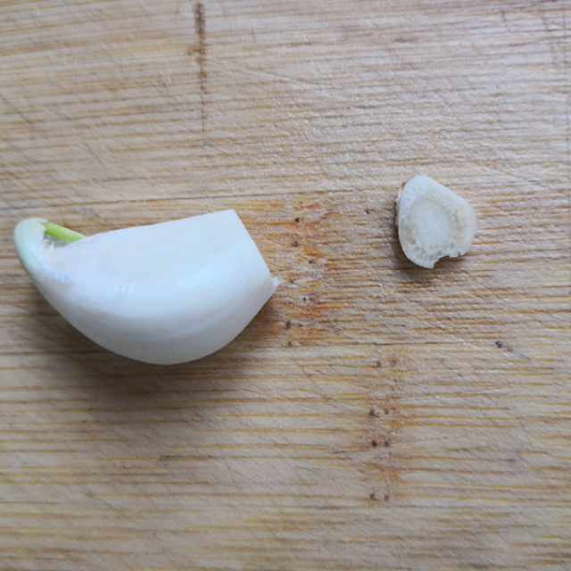 家乡美食之腊八蒜,简单又香脆,给肉都不换哩!