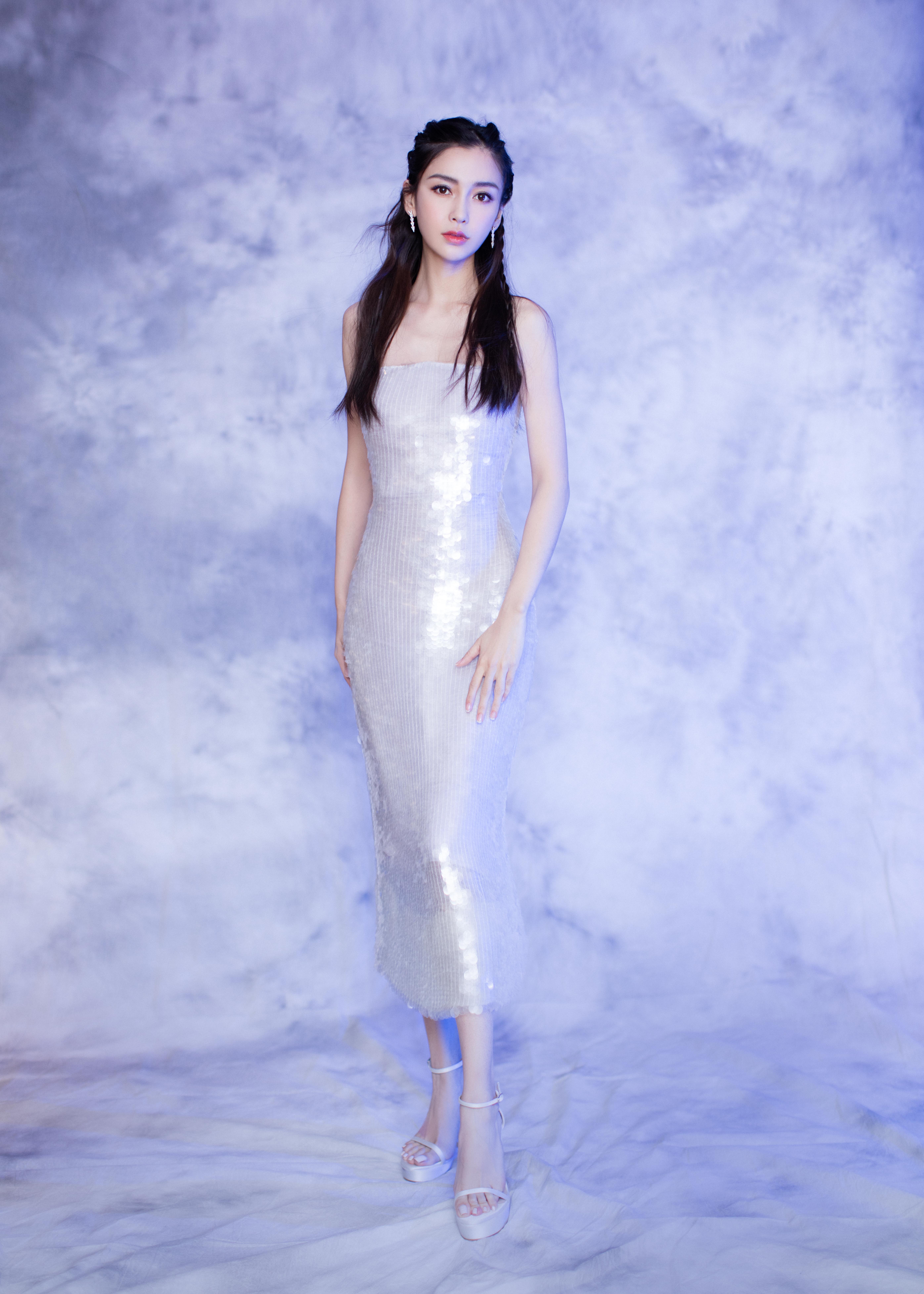 angelababy一身白色亮片抹胸紧身裙出席上海某代言活动,在鲜花舞台上