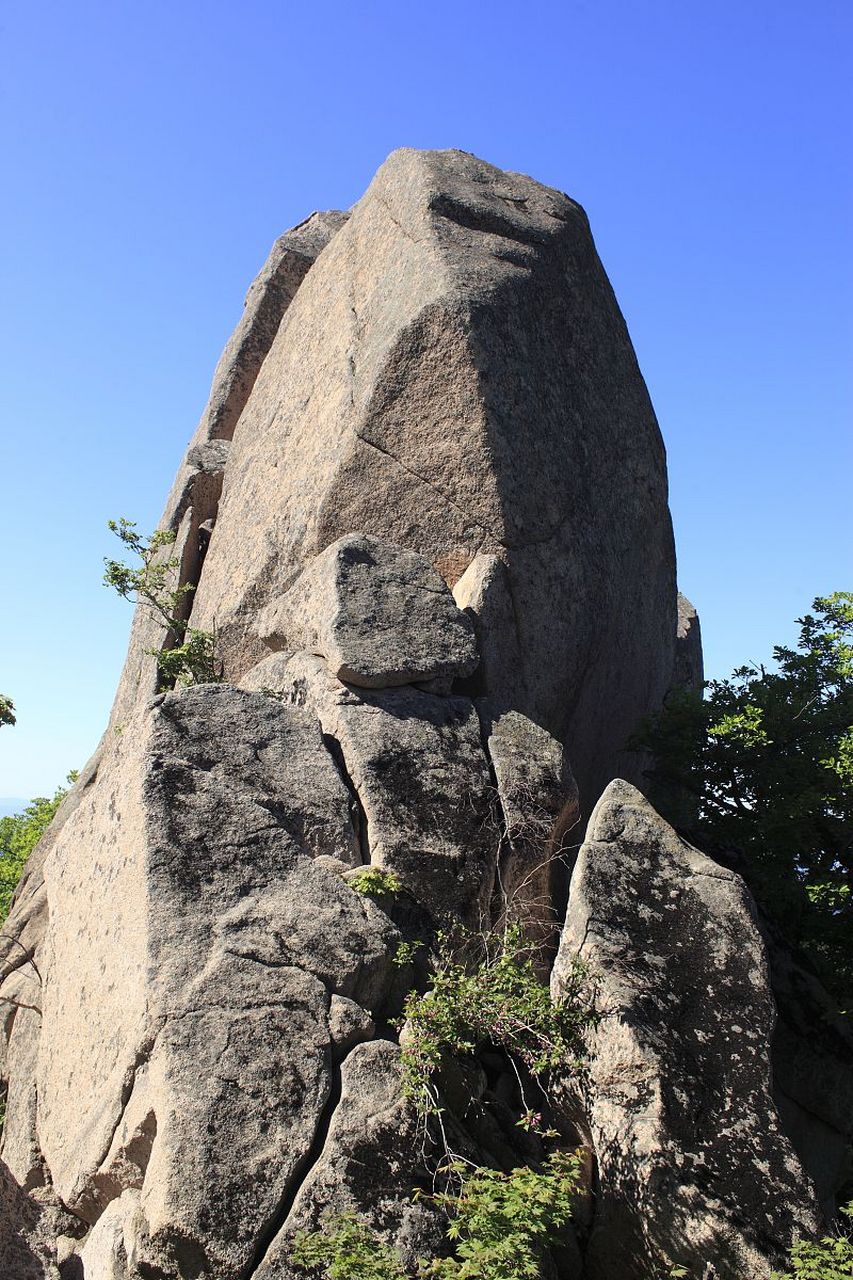 这是一个由三块巨大的岩石组成的拍摄地,是捕捉重庆夜景的绝佳位置
