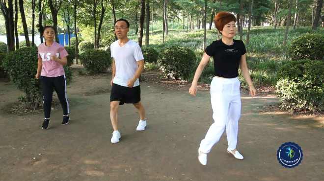 风骚大叔领跳鬼步舞《妹妹不哭》，这舞姿也是让人大开眼界！