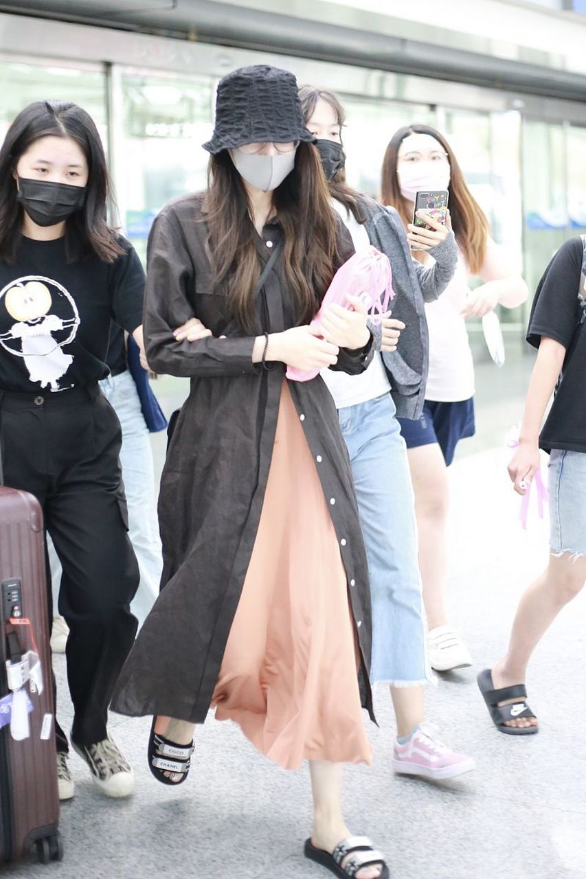 热巴怀孕风波越演越烈,本人现身机场拼命遮肚,大半年没进组拍戏