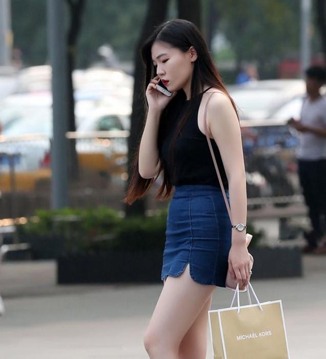 街拍:黑色小背心搭配黑色百褶裙,小姐姐气质出尘脱俗,优雅美丽