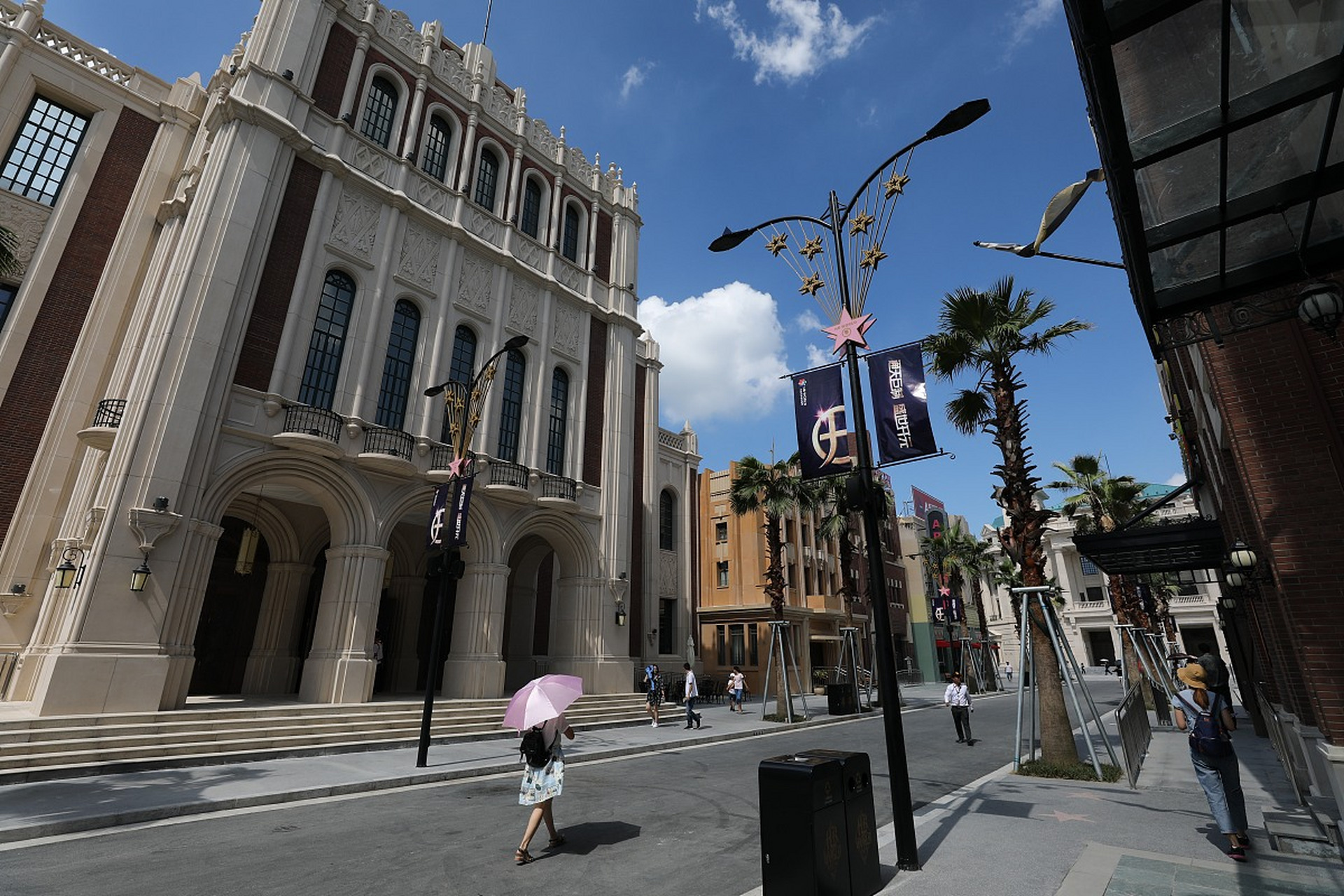 苏州华谊兄弟影视城位于阳澄湖大道188号,以下是一些推荐游玩项目介绍