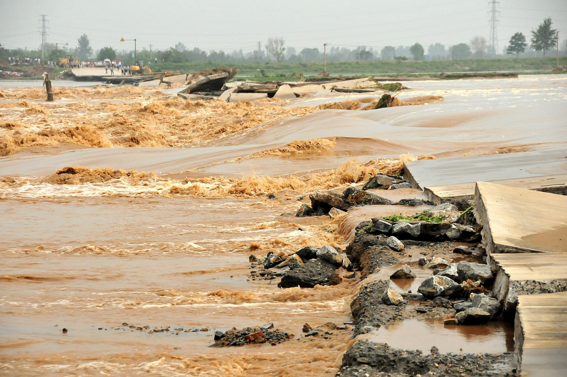 近期,华北地区的特大暴雨引发了严重的洪灾,导致许多