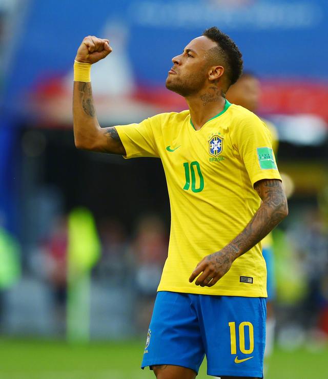 严重漏判,墨西哥球员恶意踩踏内马尔逃红牌!