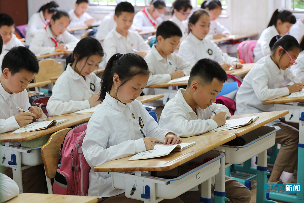 送给学生一份安全!浙江宁波一小学试用新型课桌 桌面倾斜度可调整