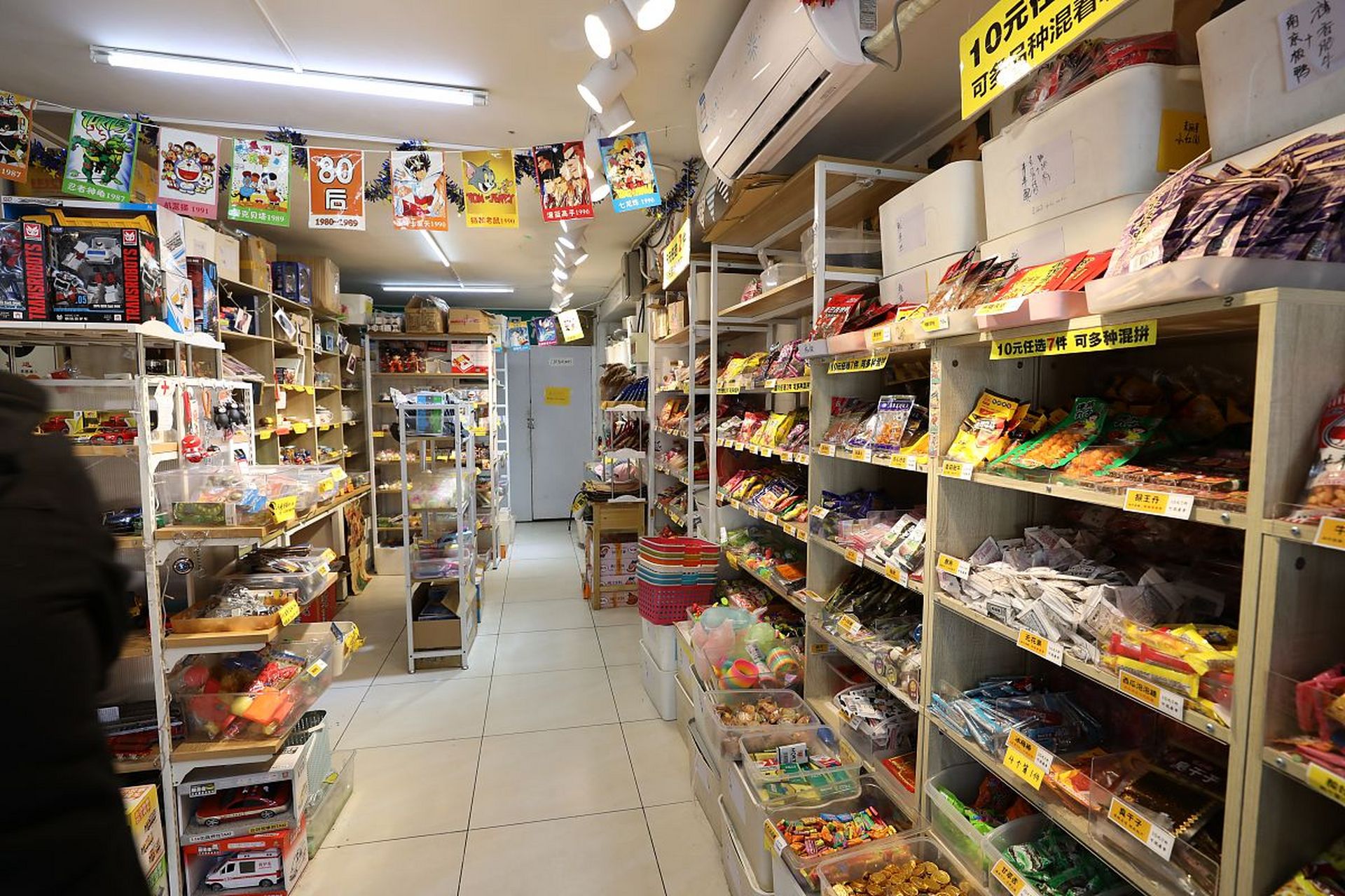 越来越难赚到钱的10大行业: 一:实体小卖铺. 二:实体服装店.