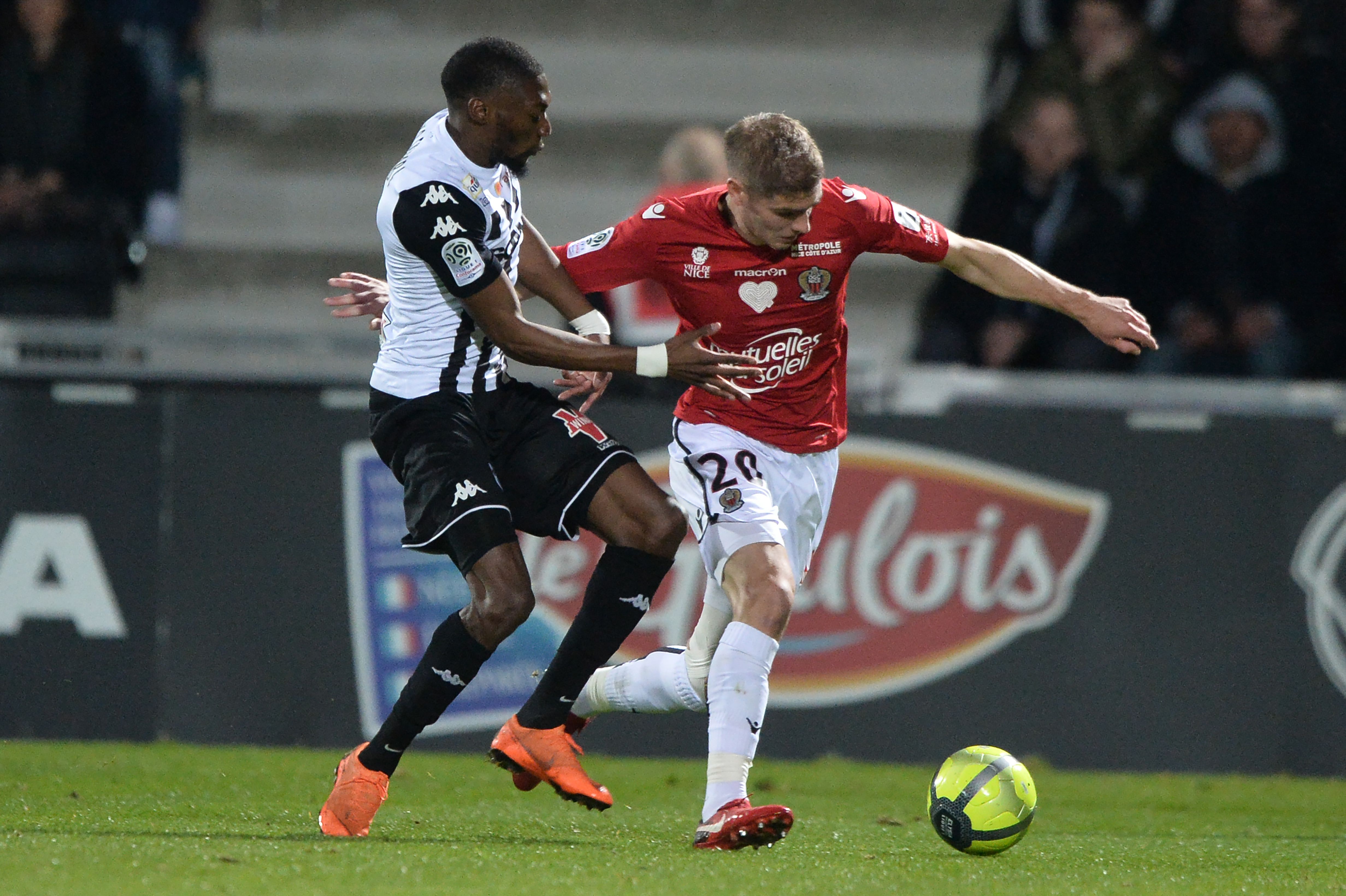 足球——法甲联赛:昂热平尼斯(13)