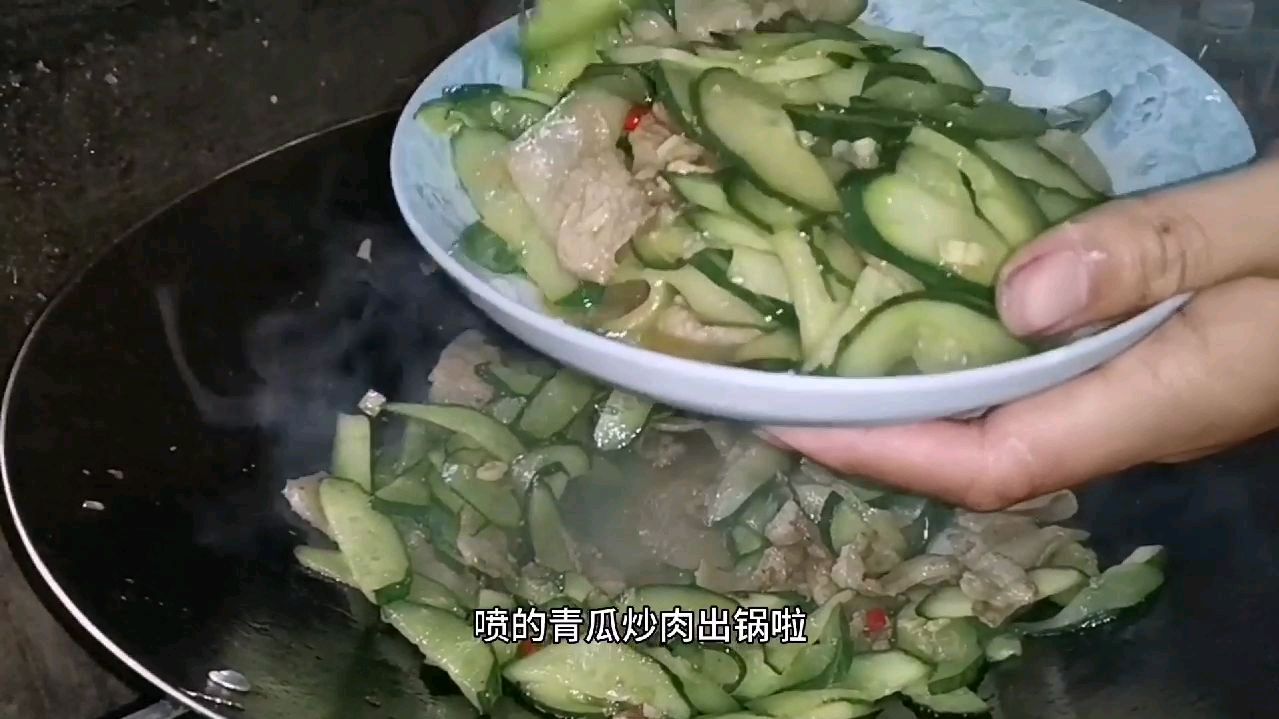 这阵子吃肉吃腻,换个口味,肉炒青瓜这样炒特别好吃,小软都吃光