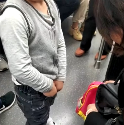 男孩在地铁车厢内尿尿,母亲看见并未阻止,乘客:我们都惊呆了!