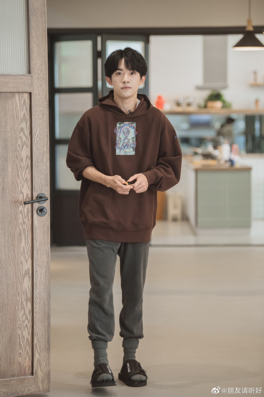 易烊千玺综艺新造型,咖啡色连帽卫衣搭配八字刘海,打起快板都这么帅气