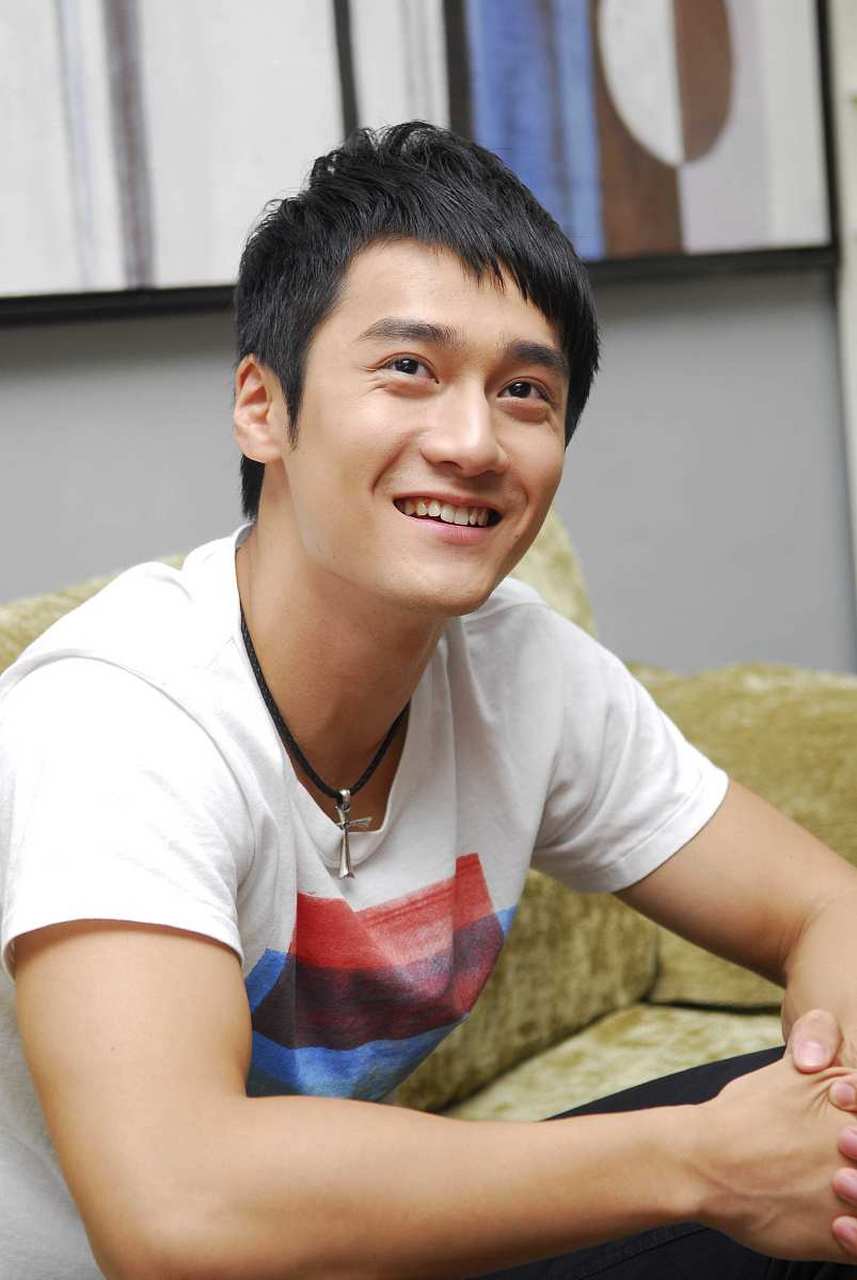 画面中的蒋劲夫戴着安全帽,口罩挂在下巴处,身穿白t恤外搭牛仔衣外套