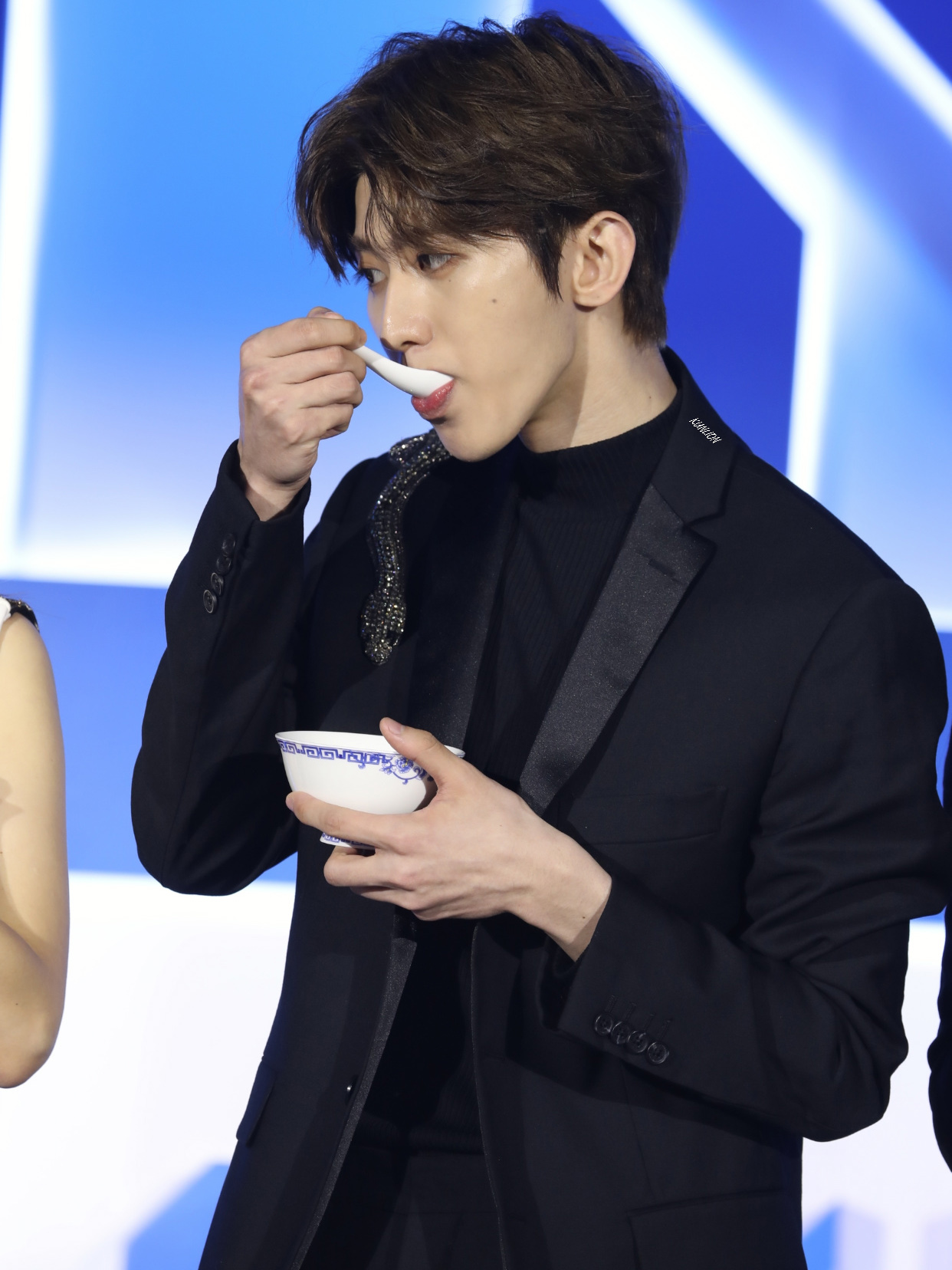 蔡徐坤"吃播秀",一身黑西装帅气亮相,这头身比我服了!