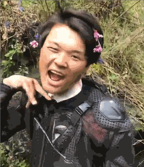 横店男群演为女群演解乏现场扮"如花",摄像师:辣眼睛拍不下去