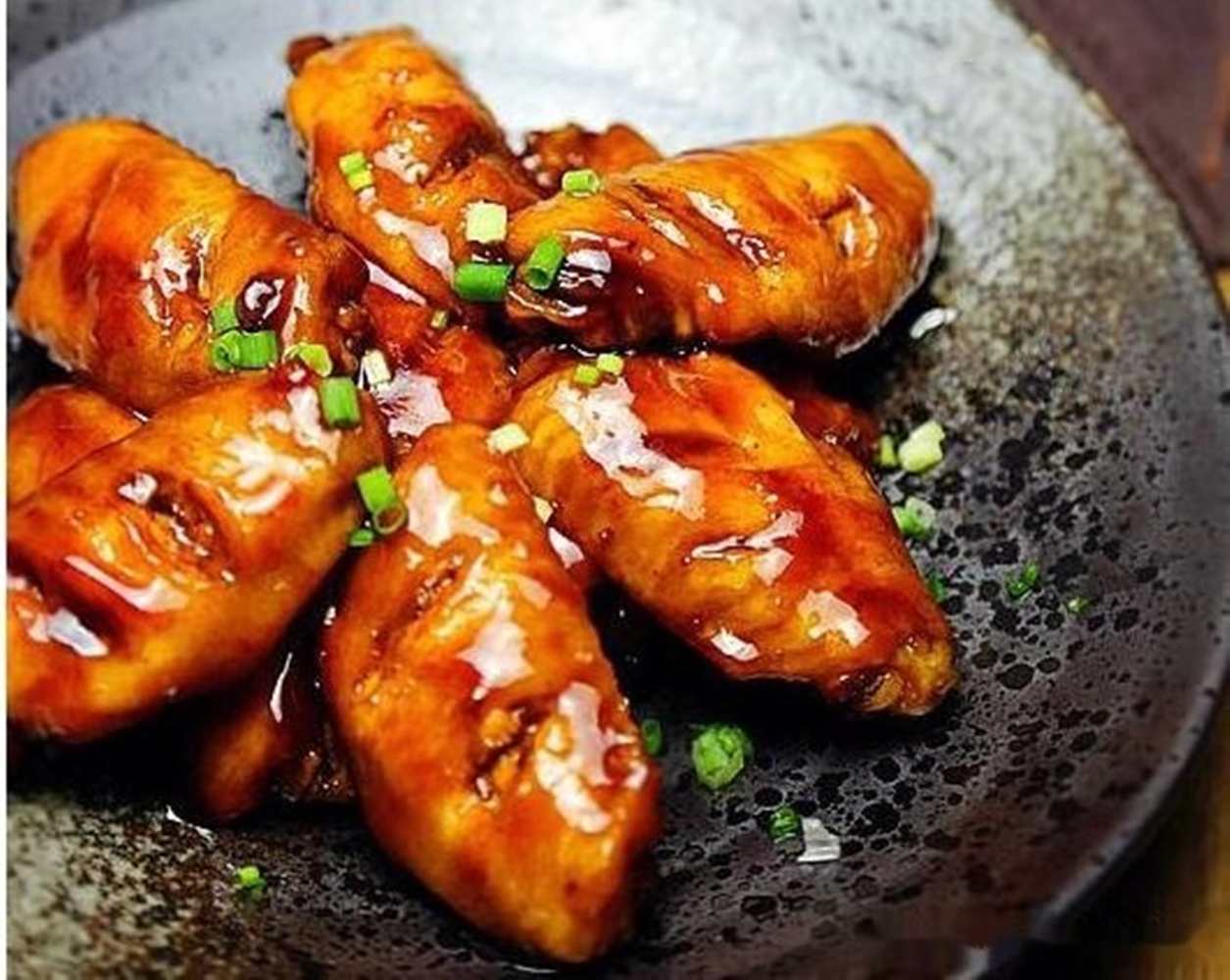 在家自己做啤酒鸡翅,鸡翅的鲜嫩入味搭配上啤酒的醇香,简单好吃