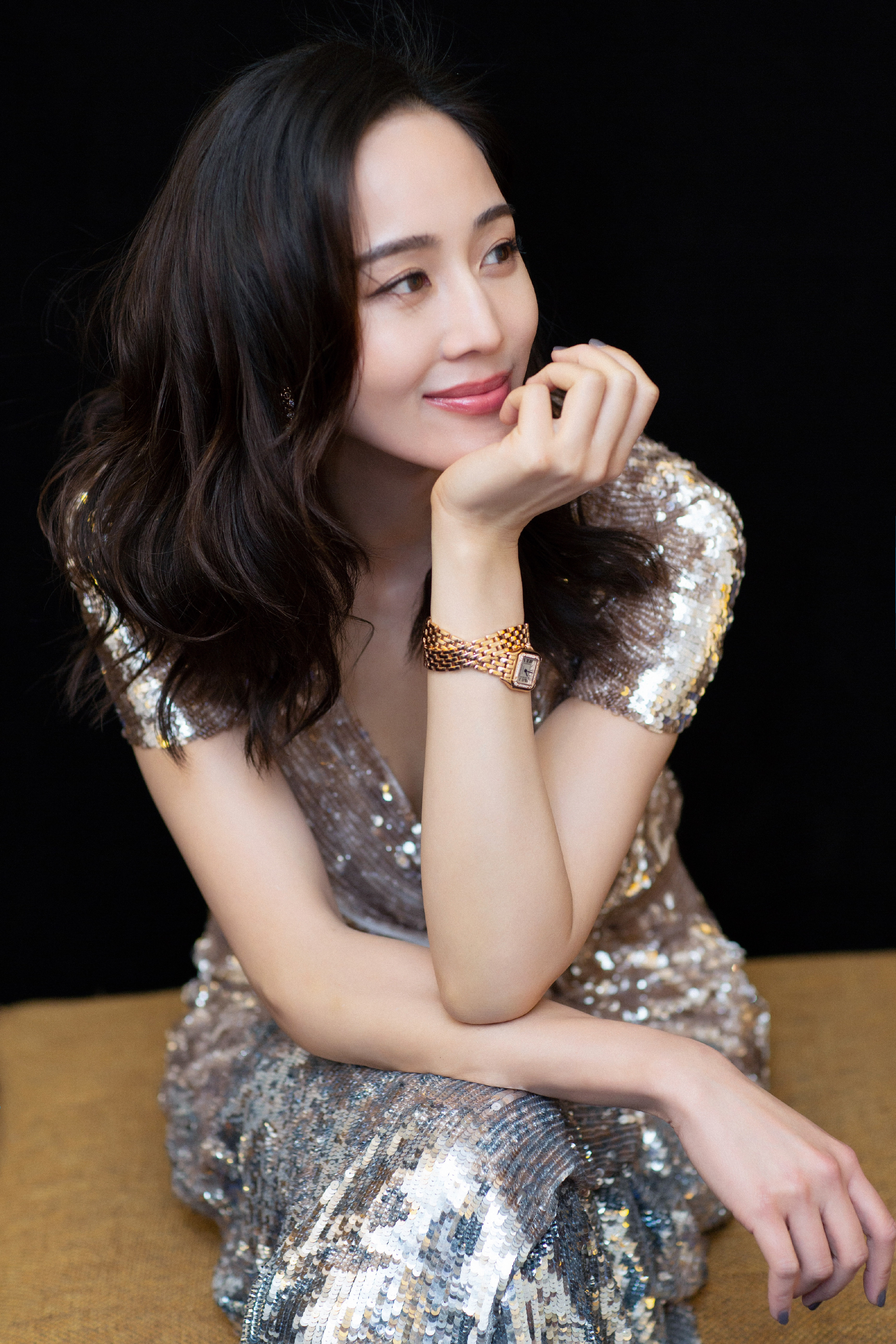 而张钧甯才华鼎奖走红毯时,则是一袭白色飘逸长裙亮相,气场全开,仙气