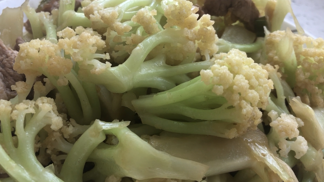 肉炒菜花、海米黄瓜,再来个番茄蛋汤,这就是生活,无需惊涛骇浪