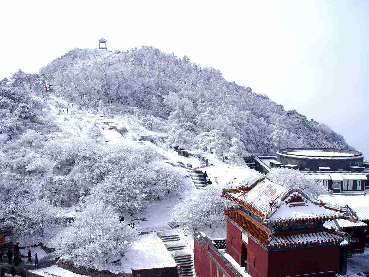 华山位于陕西省华阴市境内,素有"奇险天下第一山"的美誉.