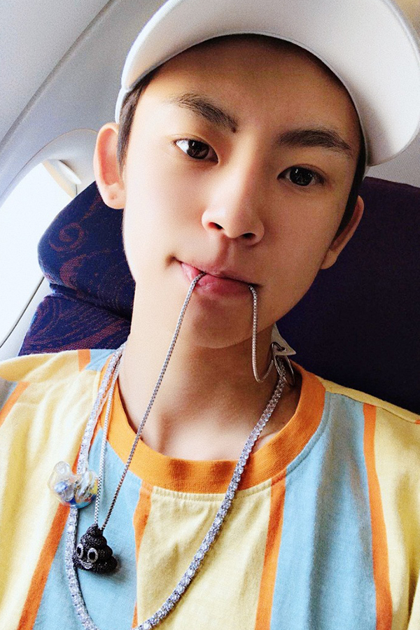 回归正常的王琳凯,一样也是青春气息十足,给人一种校园男神的感觉.