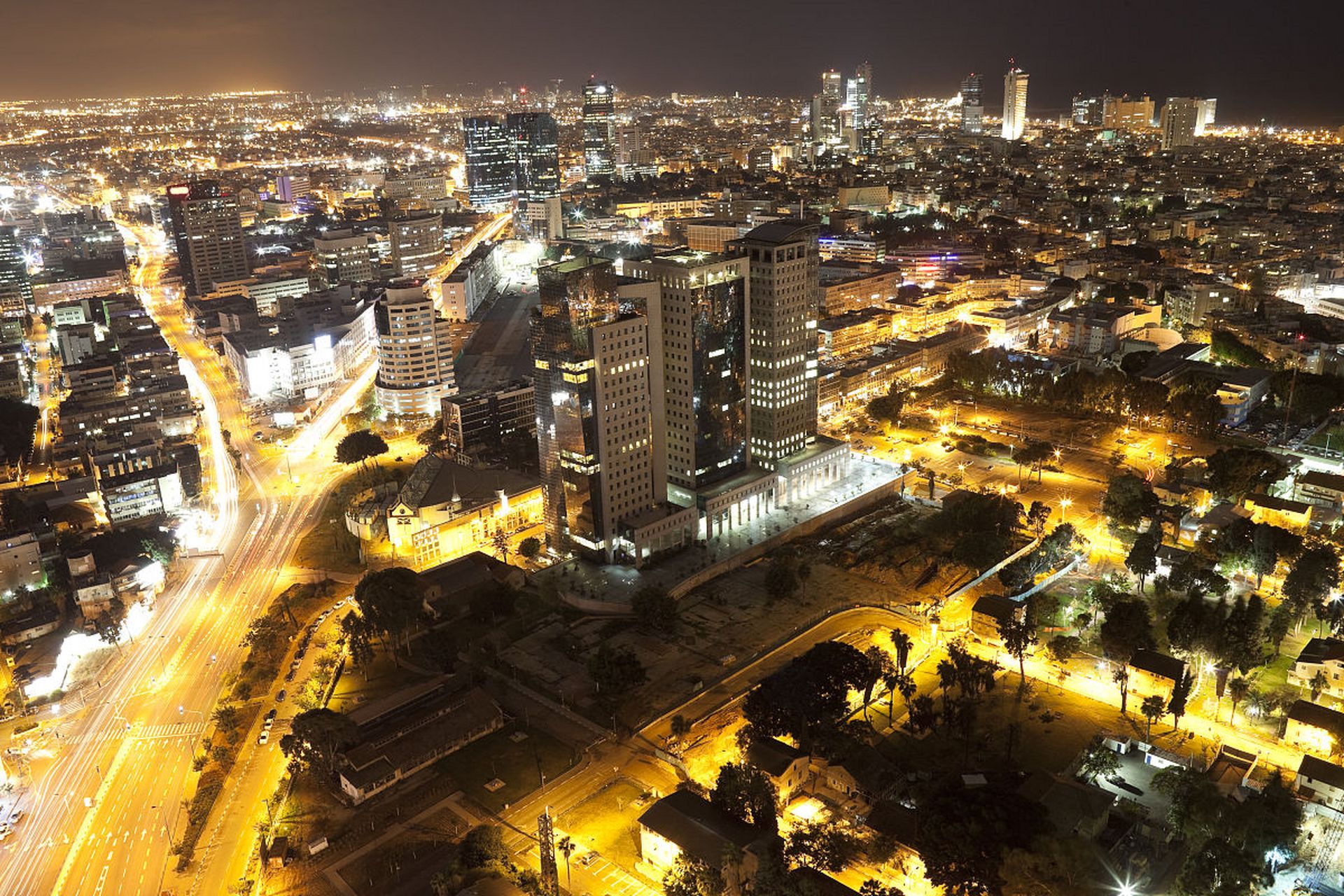 达拉斯市中心以其白天的繁华和夜晚的魅力,如同春天的花朵,绽放出无尽